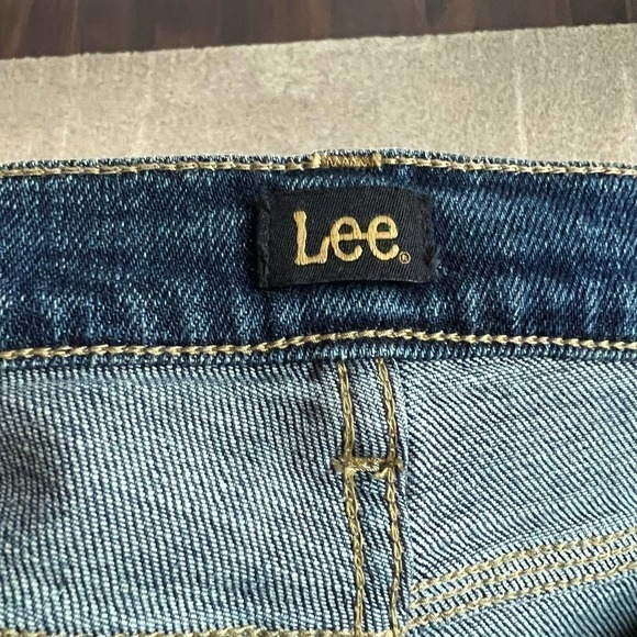 NWOT Lee Modern Series Riviera Shorts Distressed Raw Hem High Rise Women's 4 - Picture 5 of 6